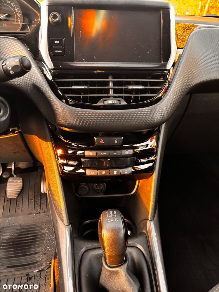 Peugeot 2008 1.2 Pure Tech Style S&S - 9