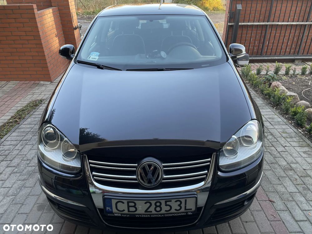 Volkswagen Jetta 1.6 FSI Trendline - 4