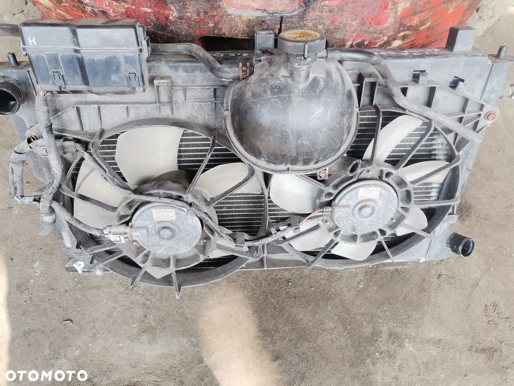 CHLODNICA WODY AVENSIS T25 2.0 B