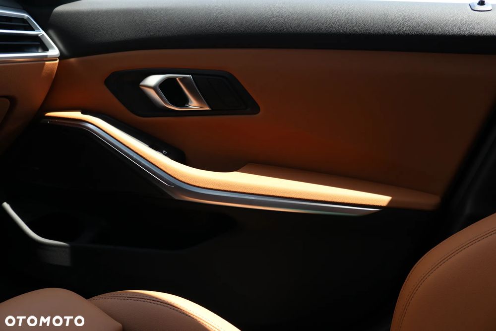 BMW Seria 3 330i xDrive M Sport - 17