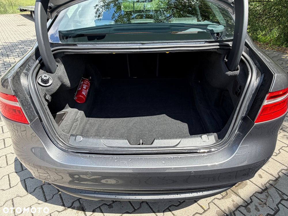 Jaguar XE 2.0 D Portfolio - 17
