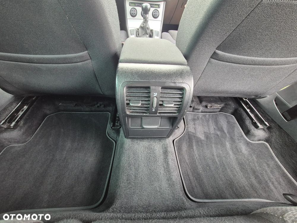 Volkswagen Passat 2.0 TDI DPF BlueMotion Technology Comfortline - 8