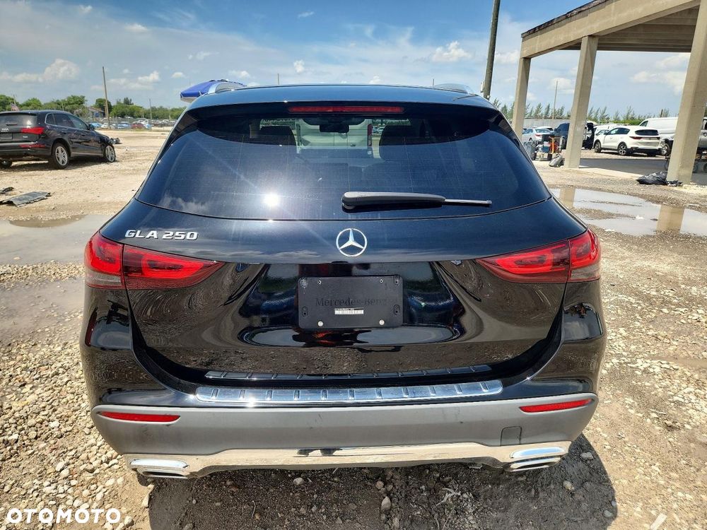 Mercedes-Benz GLA - 8
