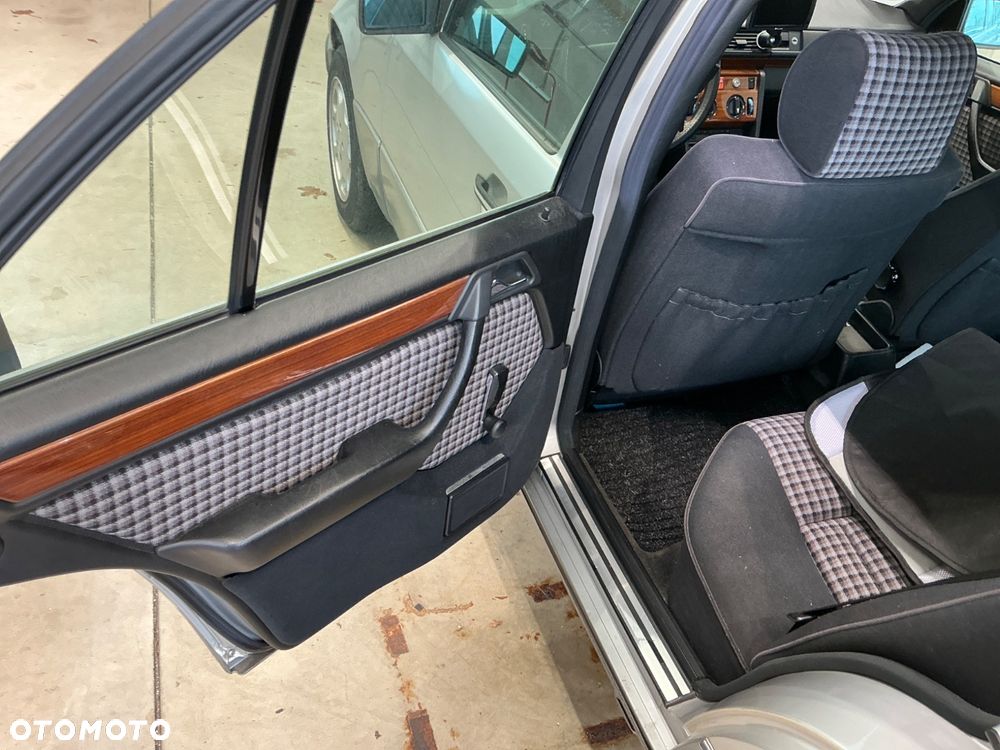 Mercedes-Benz W124 (1984-1993) - 19