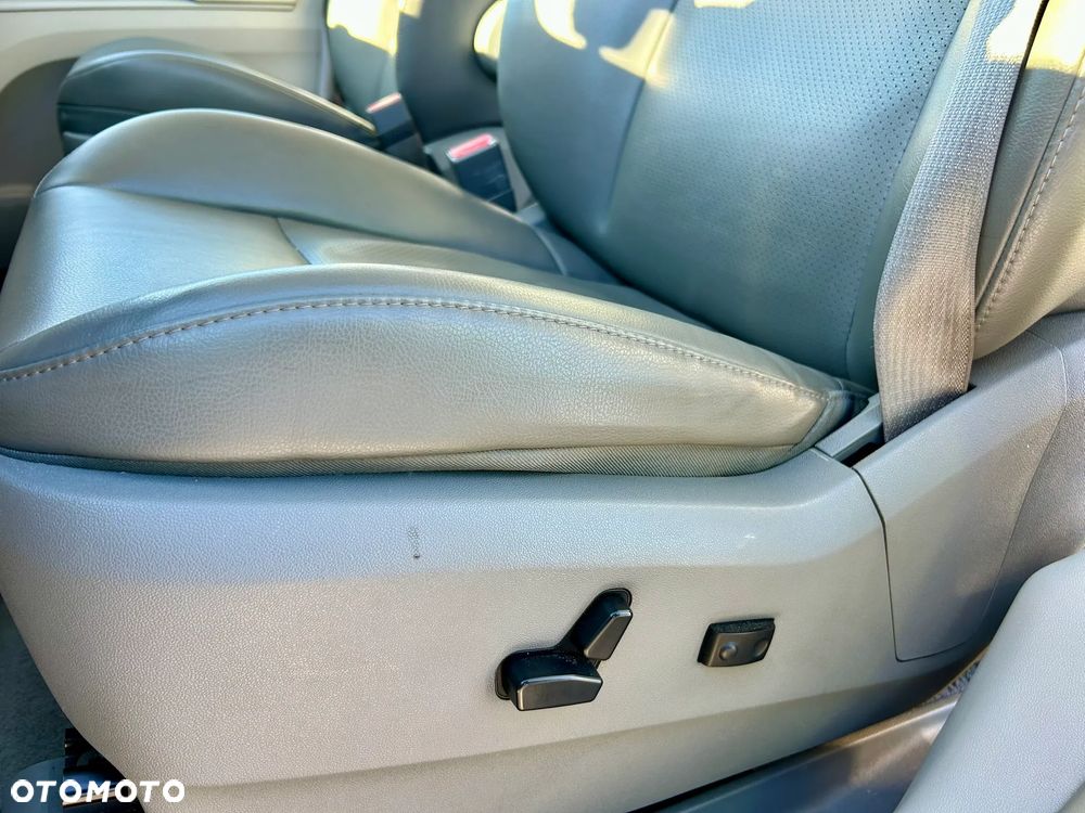 Volkswagen Routan - 13
