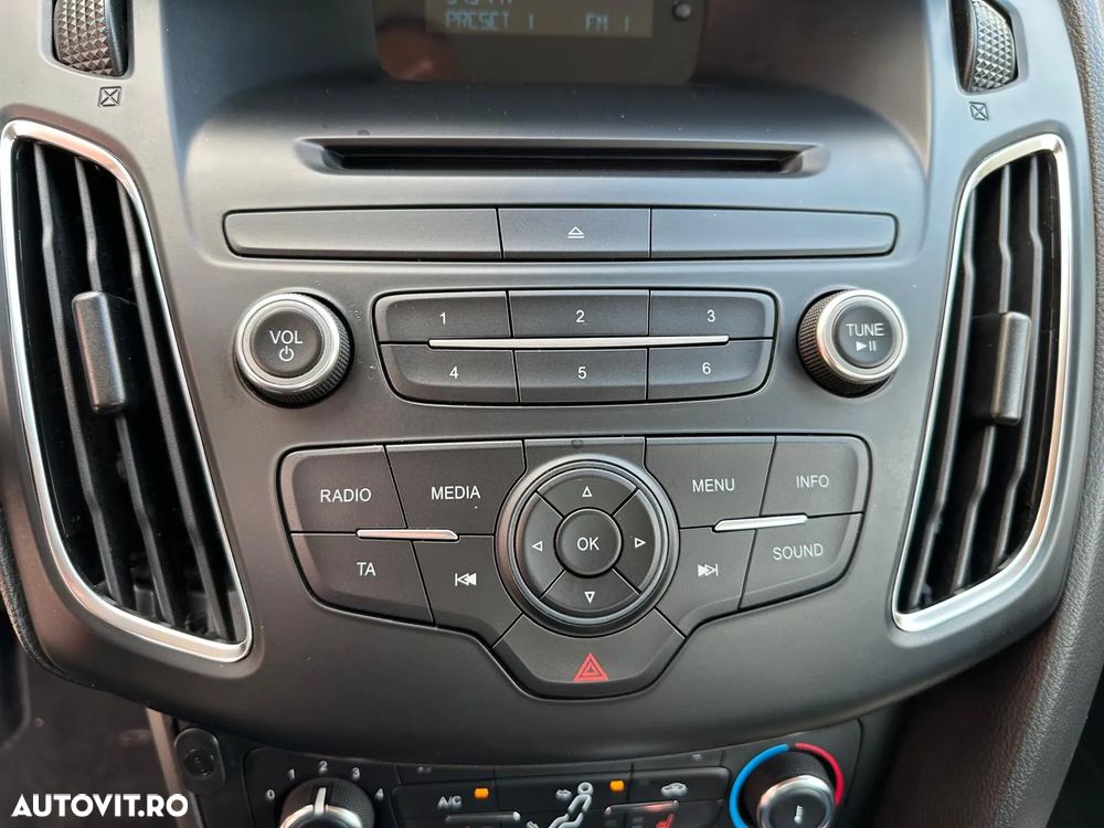 Ford Focus 1.5 TDCi Powershift Titanium - 16