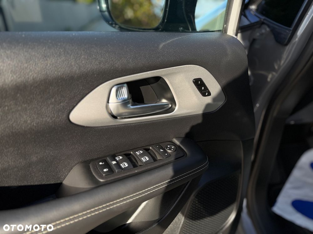 Chrysler Pacifica - 12