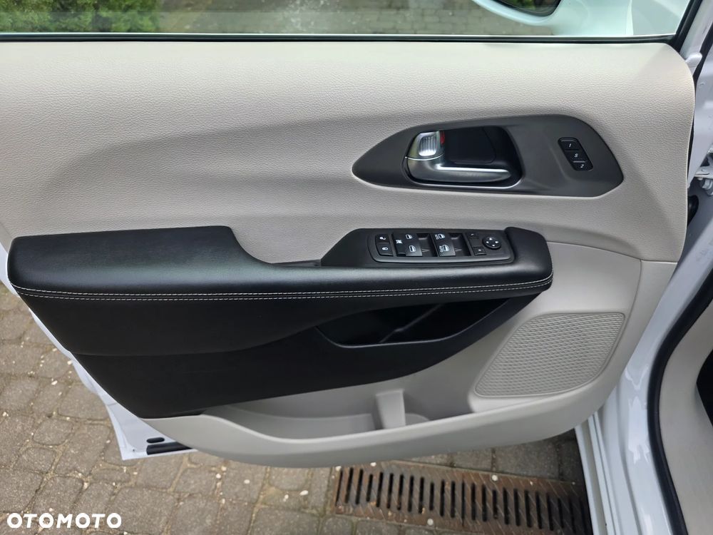 Chrysler Pacifica - 10