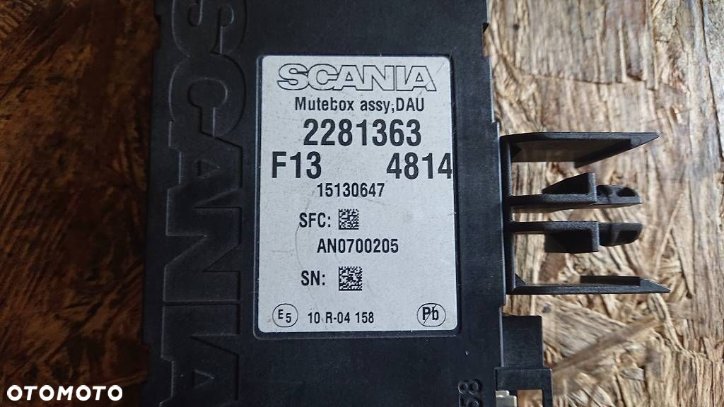 # SCANIA V8 R S XPI DC16 2015r KOMPUTER STEROWNIK MODUŁ GŁOŚNIKÓW MUTEBOX DAU 2281363 - 2