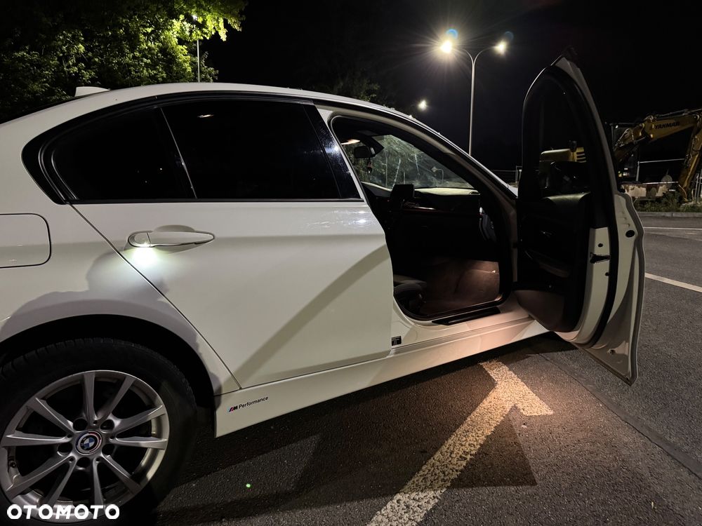 BMW Seria 3 320i Sport Line - 11