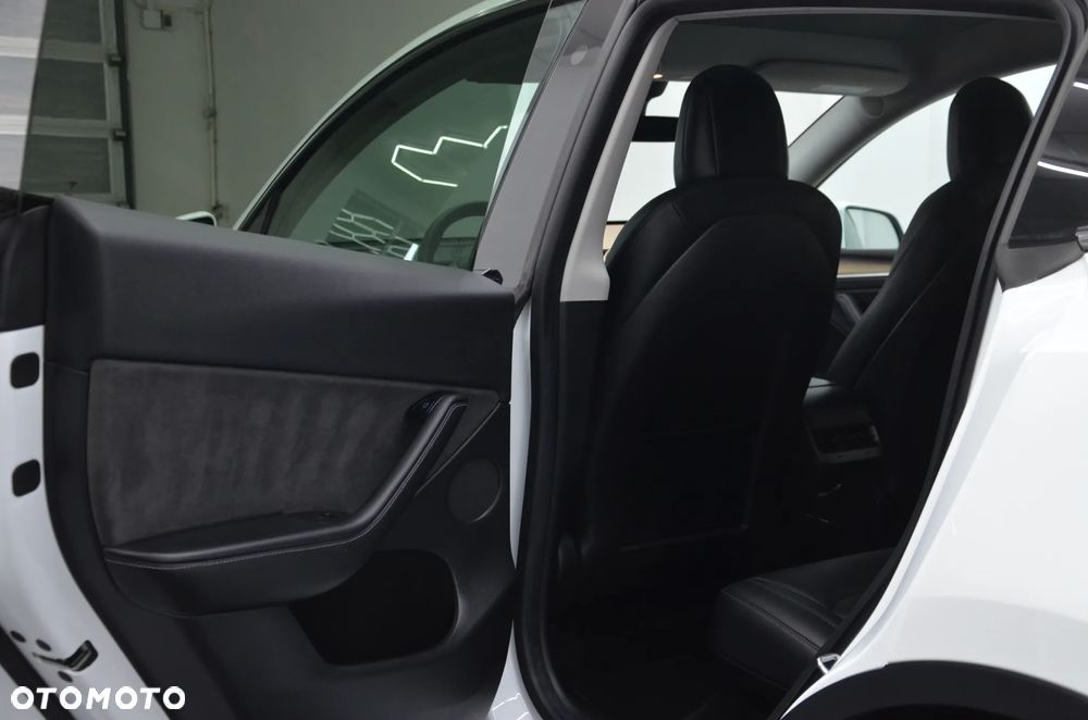 Tesla Model Y Long Range AWD - 12