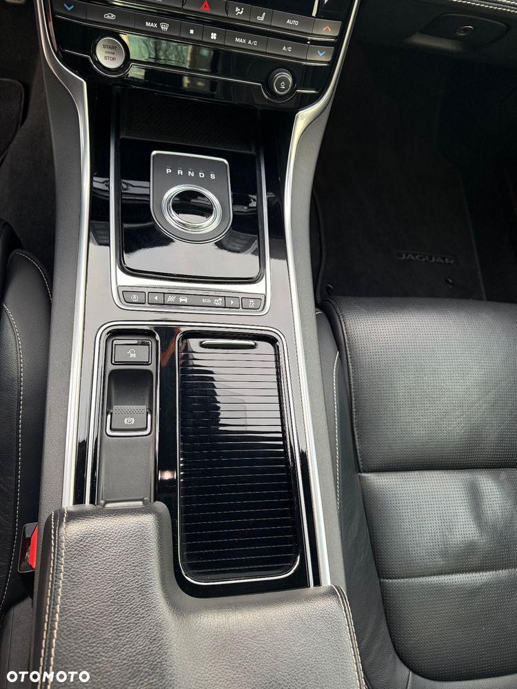 Jaguar XE S - 21