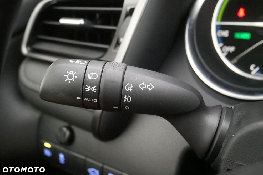 Toyota Camry 2.5 Hybrid Comfort CVT - 25