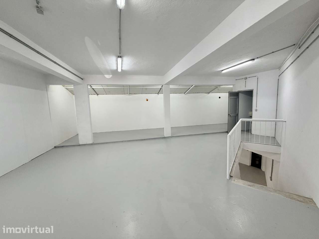 Armazém 300 m² | Duas Entradas Independentes | Acesso para Viaturas - Grande imagem: 4/12