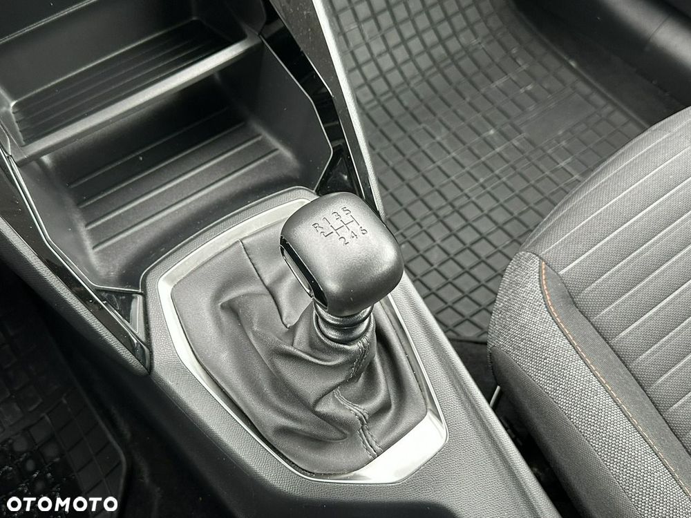 Peugeot 208 - 24