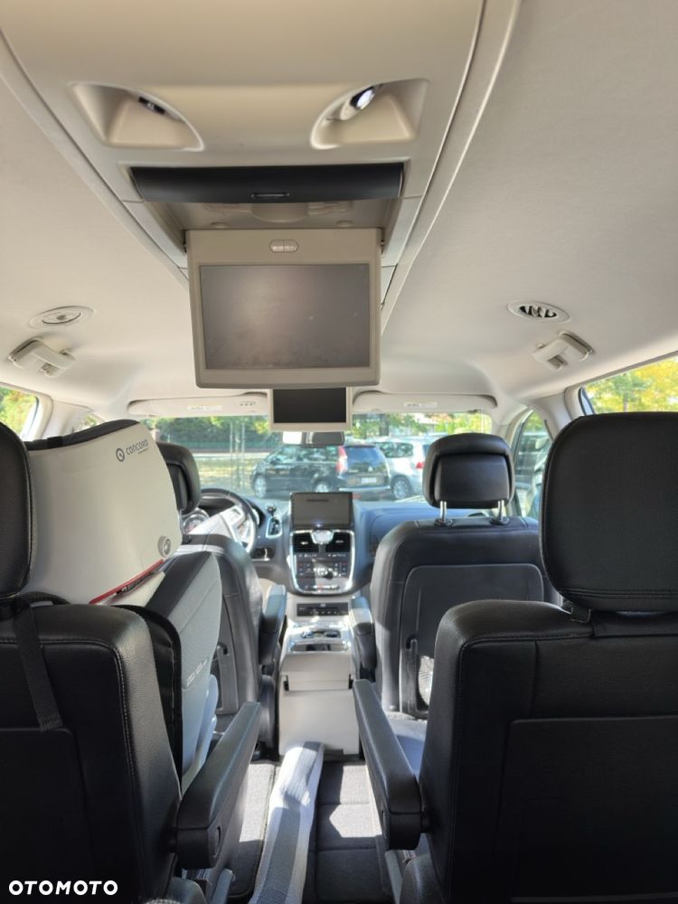 Chrysler Town & Country - 12