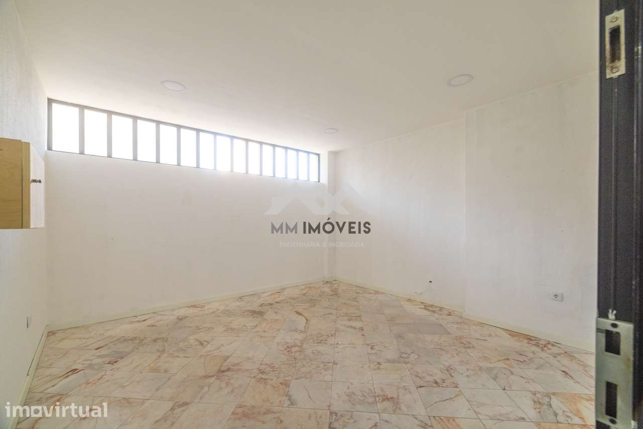 Espaço Comercial | Arrendamento | Centro Comercial Campo Alegre - Grande imagem: 2/15