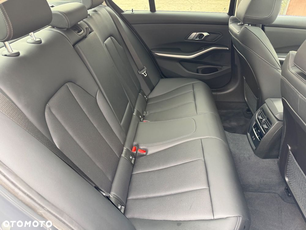 BMW Seria 3 320d xDrive - 21