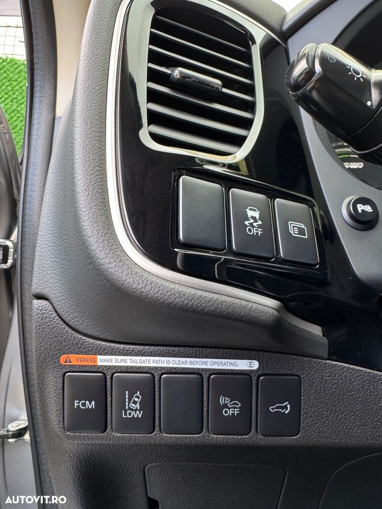 Mitsubishi Outlander 2.0 4WD Plug-In Hybrid Plus - 16