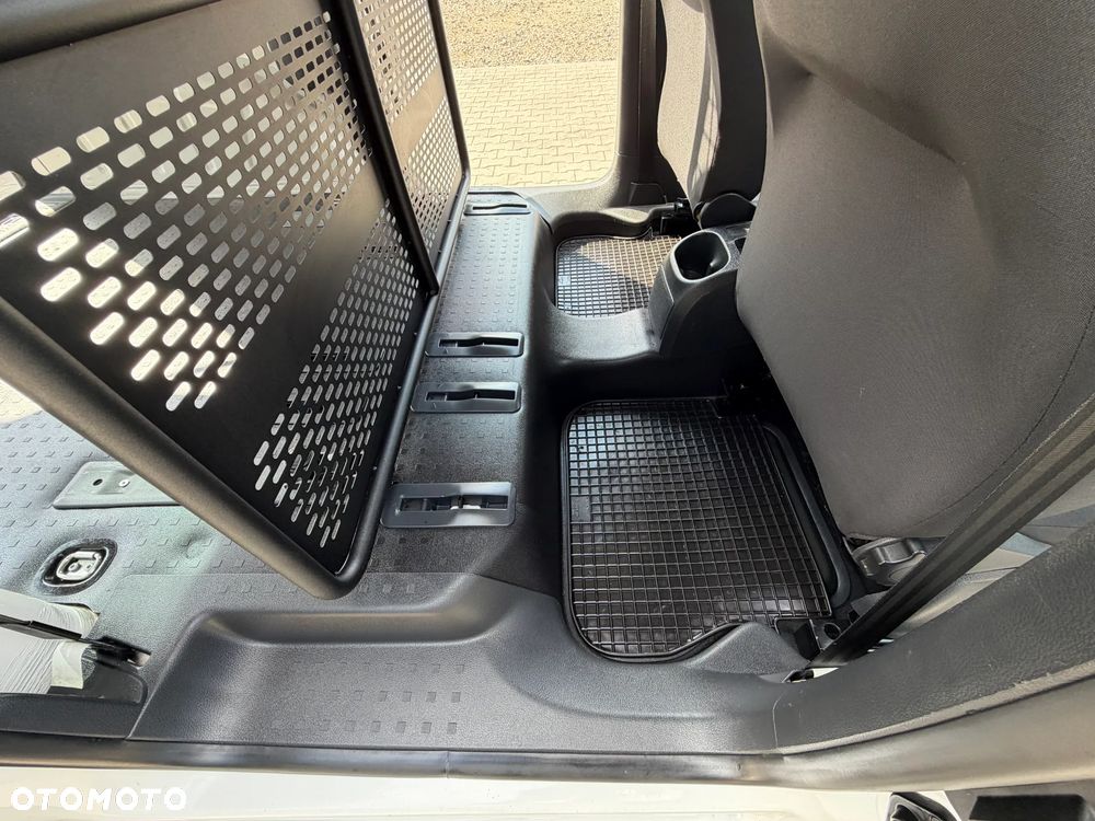 Volkswagen CADDY VAN MINIBUS 5cio Osobowy z Homologacją cięż. N1. Ładowność 707kg +5os. Mocny 2.0TDI Euro6, Bogate wyposażenie Reflektory Bi-KSENONOWE + Światła LED, Kierownica skórzana wielofunkcyjna, Tempamat, Ogranicznik, St. Radia oraz pełen komputer z kier. Czujniki cofania, Bezwypadkowy pełen serwis ASO VW - 12