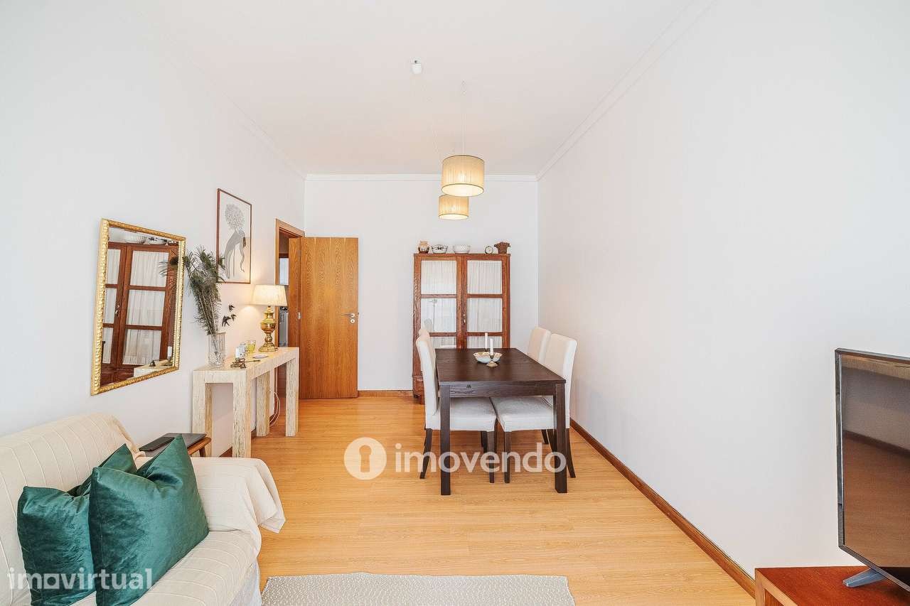 Apartamento T2 com cozinha equipada e duas varandas, na Damaia - Grande imagem: 3/45
