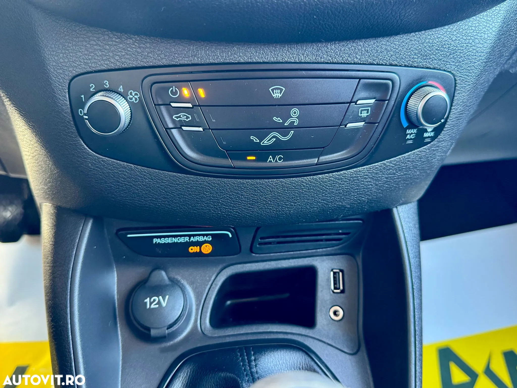Ford Tourneo Courier 1.6 TDCi S&S Trend - 35
