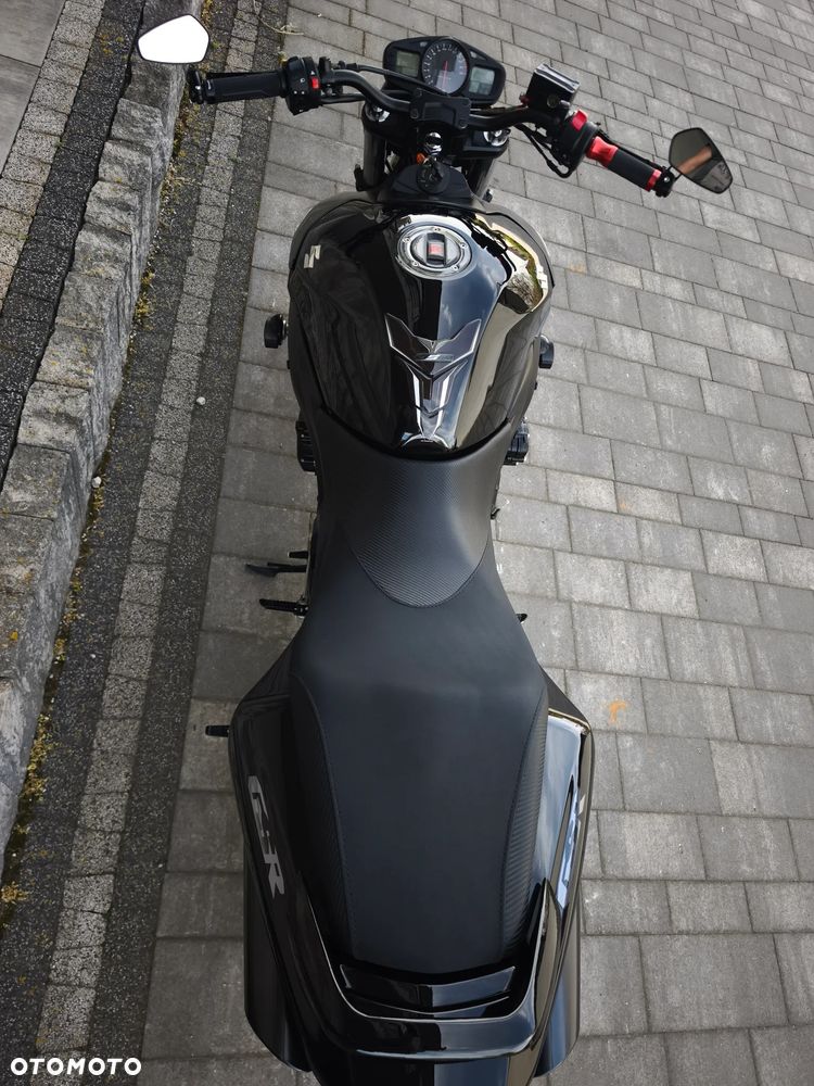 Suzuki GSR - 22