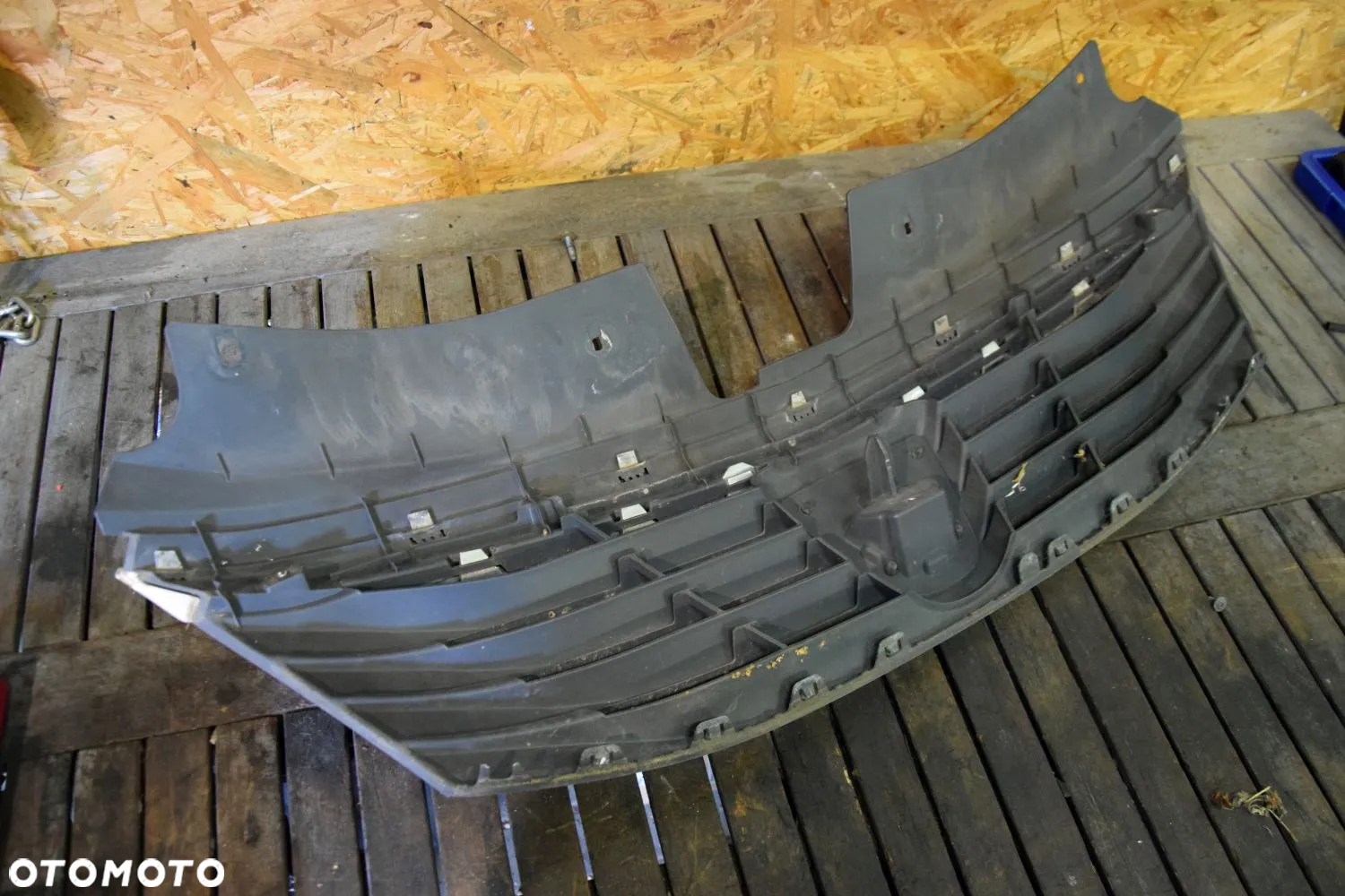 Dacia Logan I LIFT 08-12 Grill atrapa chłodnicy logo znaczek ORYGINAŁ 8200748240 - 4