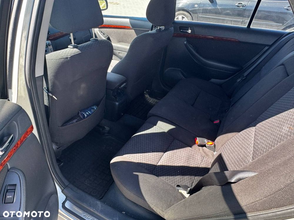 Toyota Avensis - 16