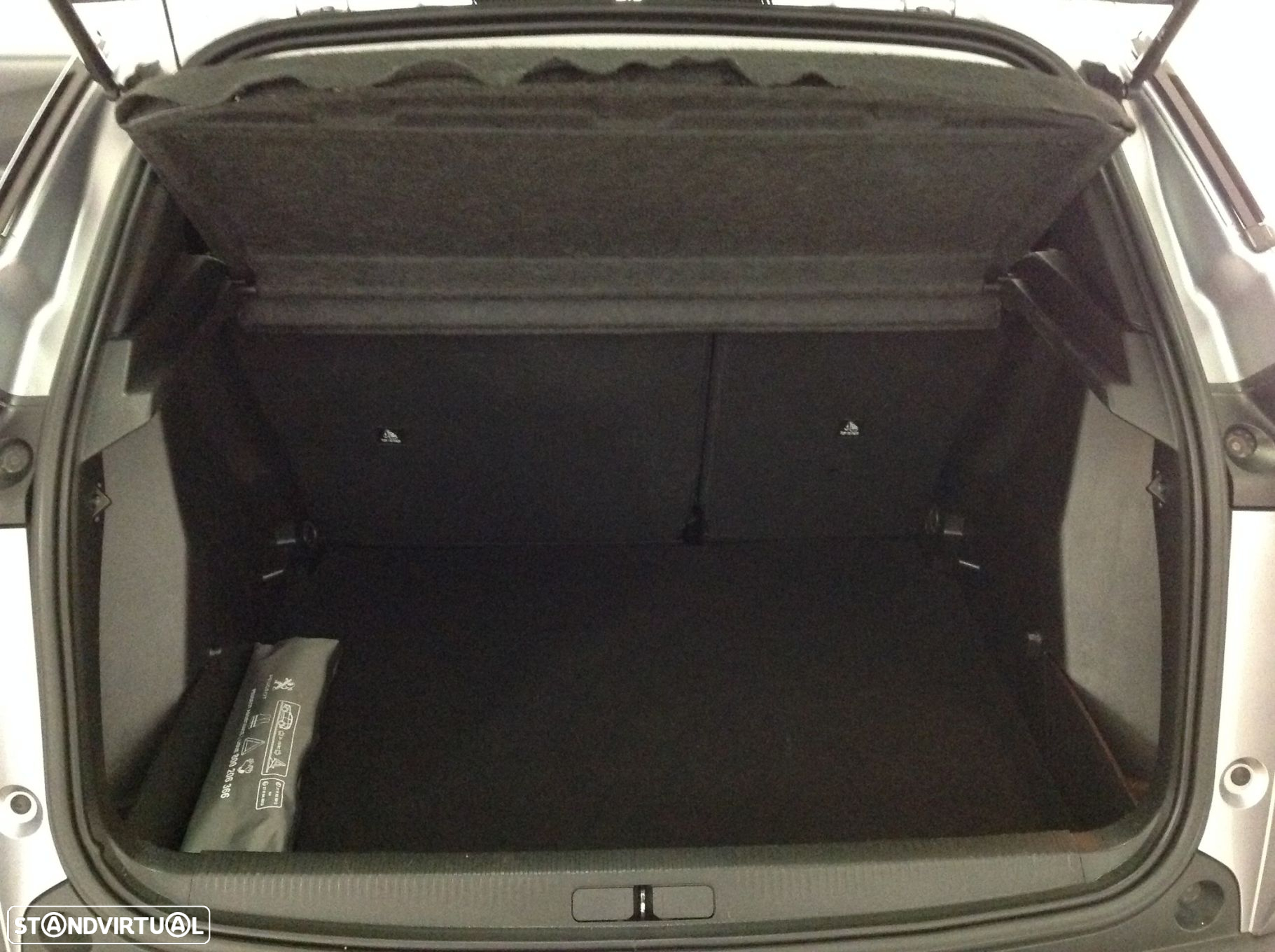 Peugeot 2008 1.2 PureTech Allure EAT8 - 31
