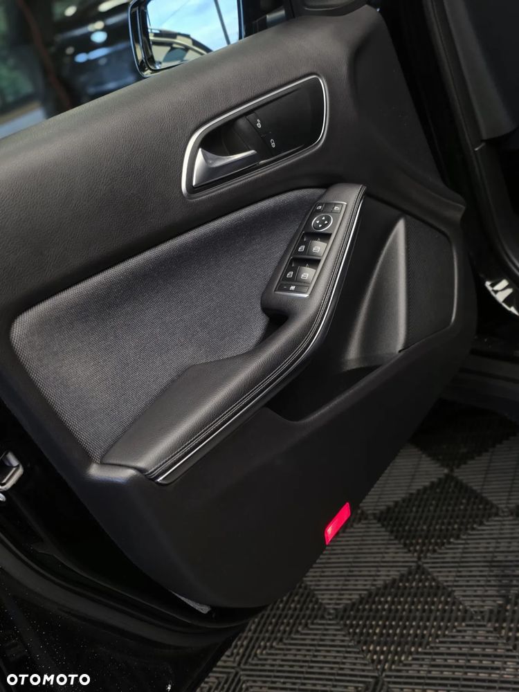 Mercedes-Benz GLA 180 7G-DCT - 15