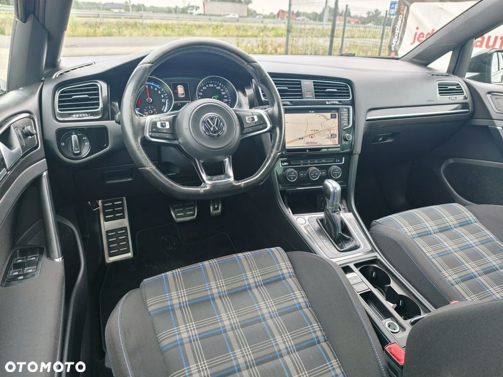 Volkswagen Golf - 28