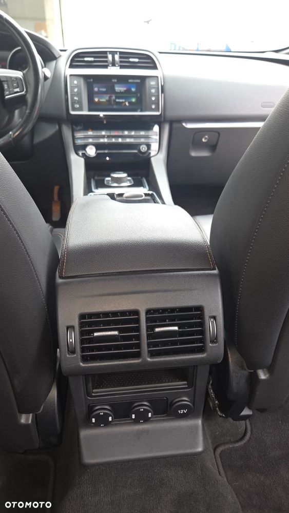 Jaguar F-Pace - 39