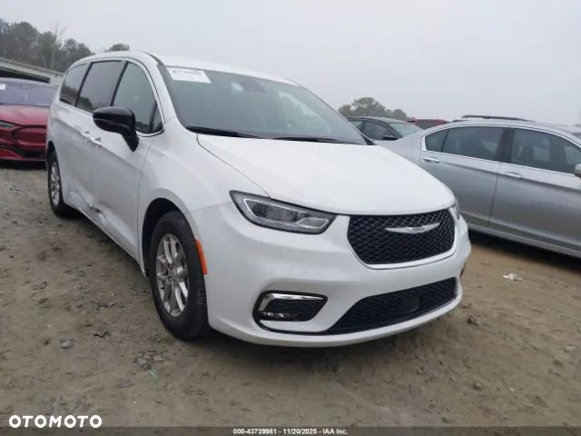 Chrysler Pacifica - 1