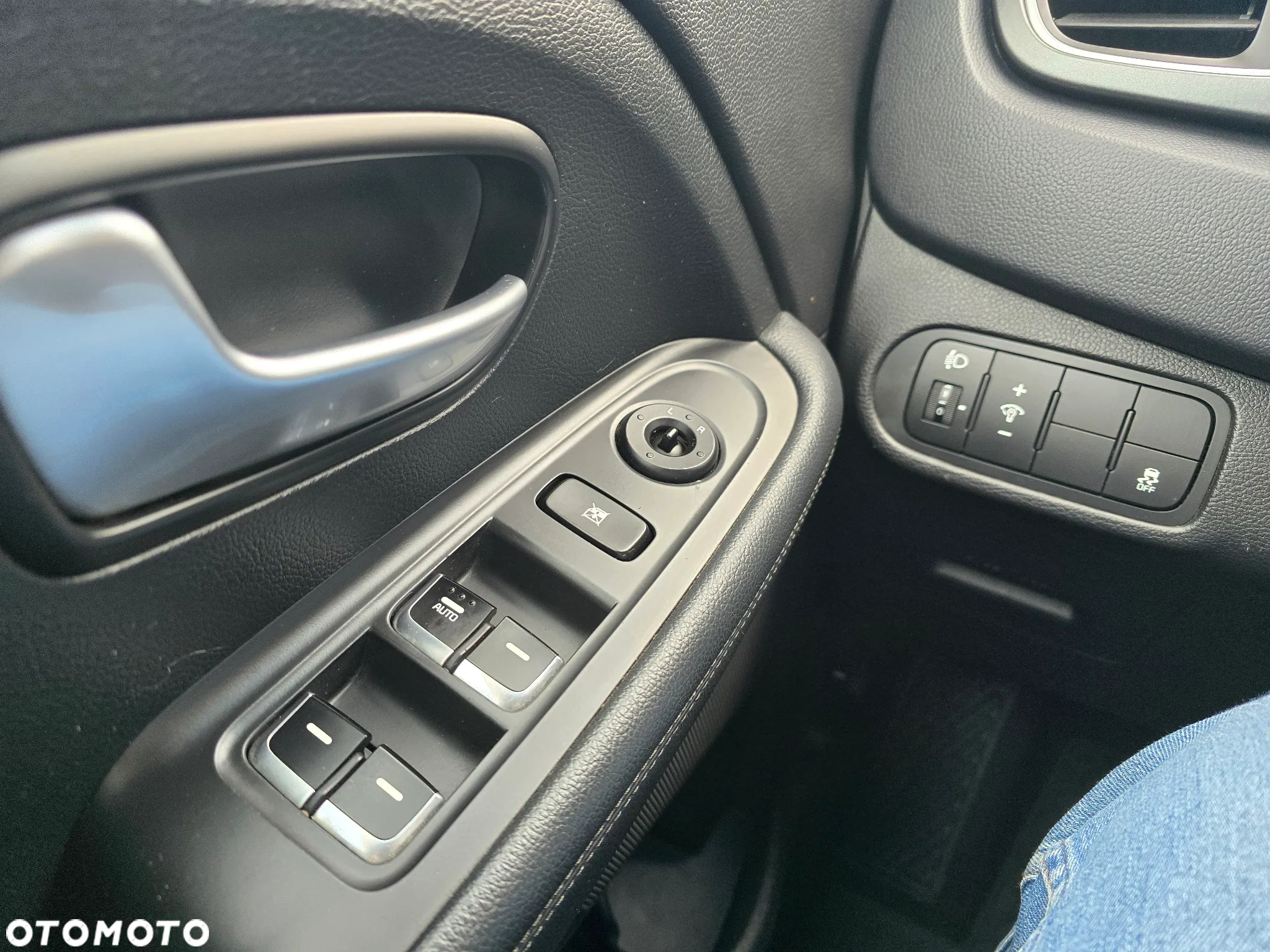 Kia Carens 1.7 CRDi 115 UEFA EURO 2016 - 12