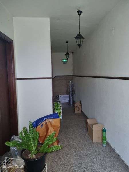 Prédio com comércio ativo - Grande imagem: 3/8