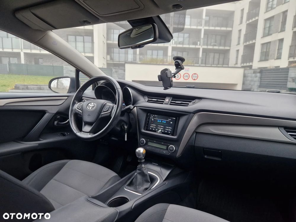 Toyota Avensis 1.6 Premium - 8
