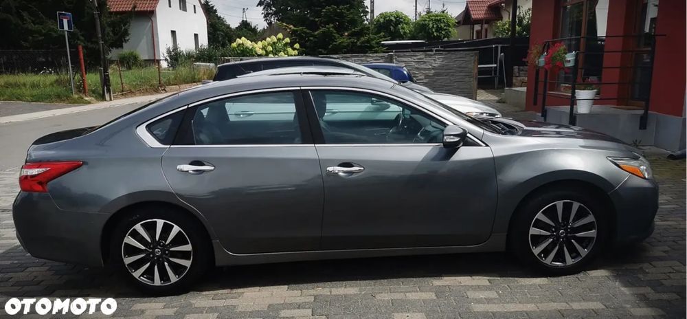 Nissan Altima - 5