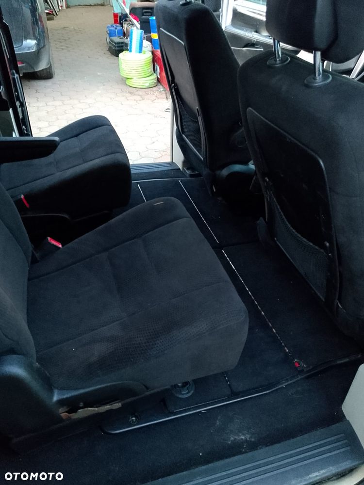 Chrysler Town & Country - 8