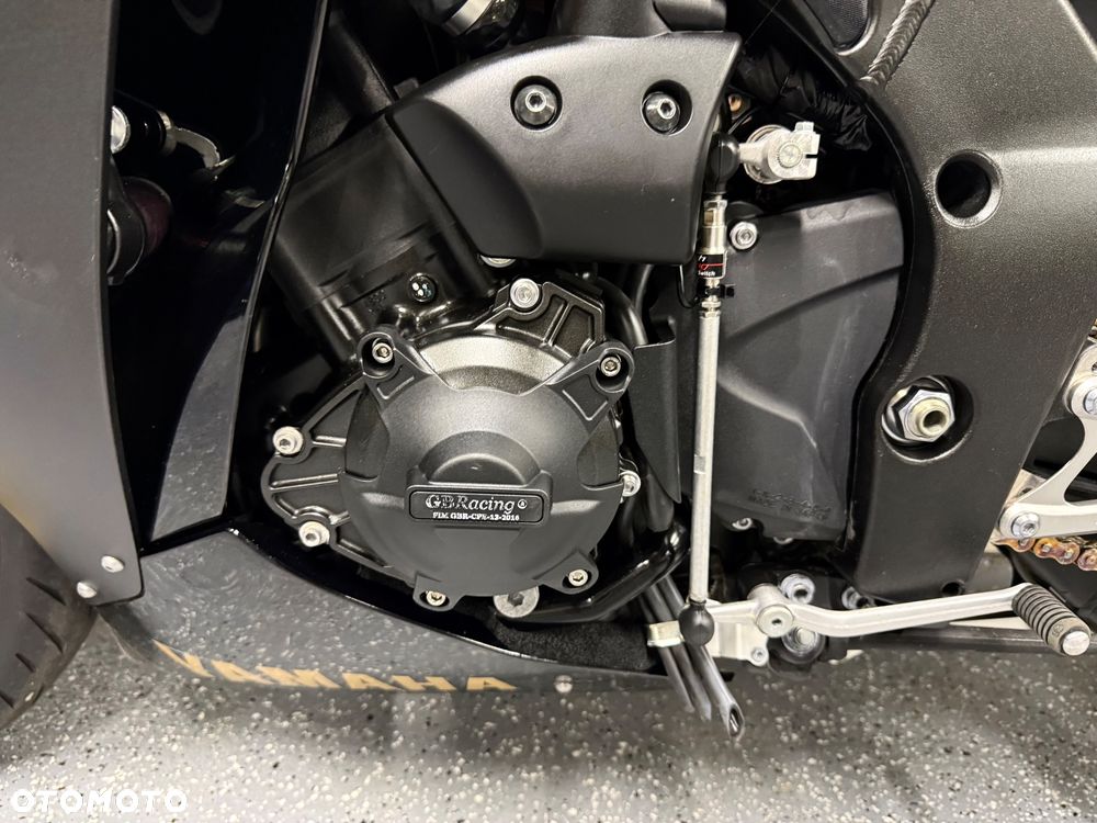 Yamaha R1 - 25