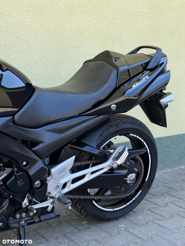 Suzuki GSR - 32