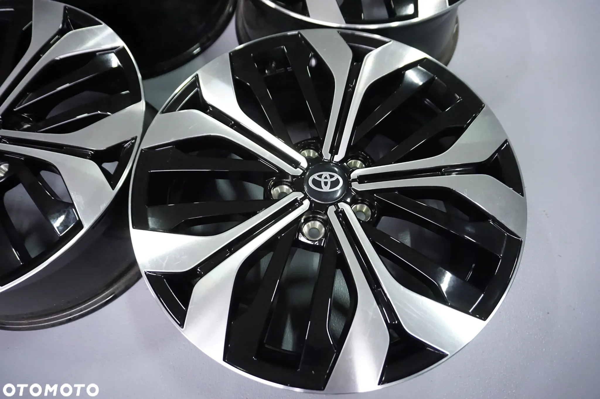 FELGI ALUMINIOWE 18 TOYOTA  CH-R AURIS AVENSIS RAV 4 COROLLA VERSO YARIS CROSS CAMRY  5X114,3 - 5
