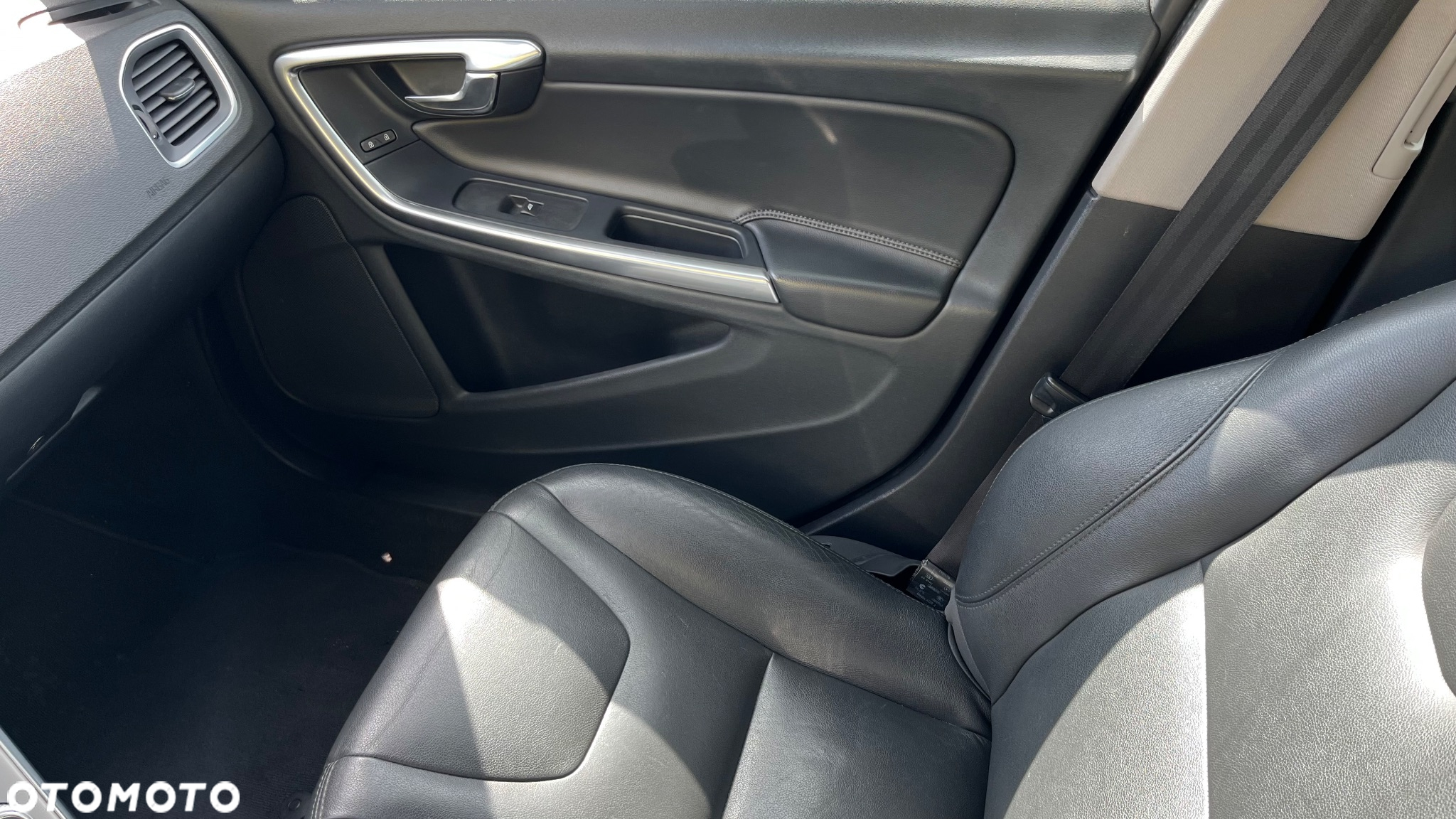 Volvo V60 Cross Country D3 Drive-E Momentum - 22