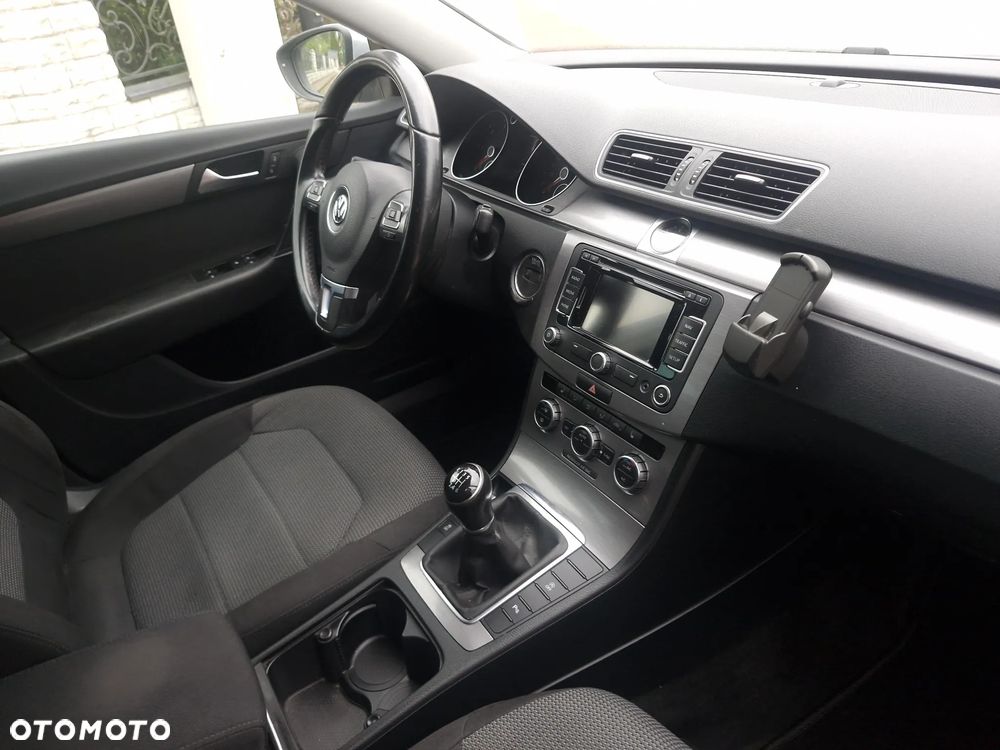 Volkswagen Passat 2.0 TDI DPF BlueMotion Technology Trendline - 17