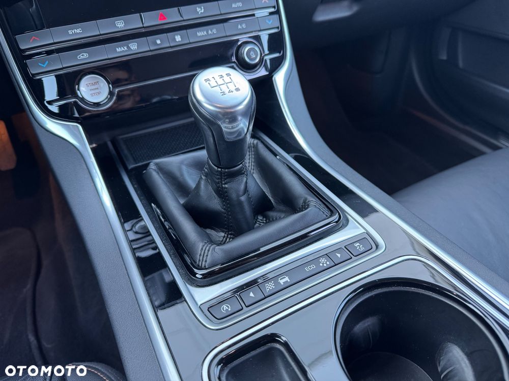 Jaguar XE E-Performance Pure - 11