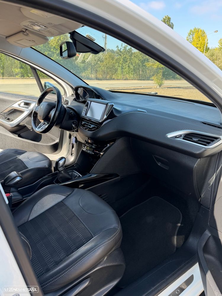 Peugeot 2008 1.2 PureTech Allure - 16