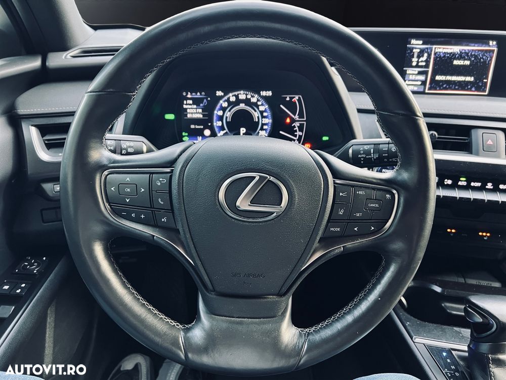Lexus UX 250h FWD Executive - 11