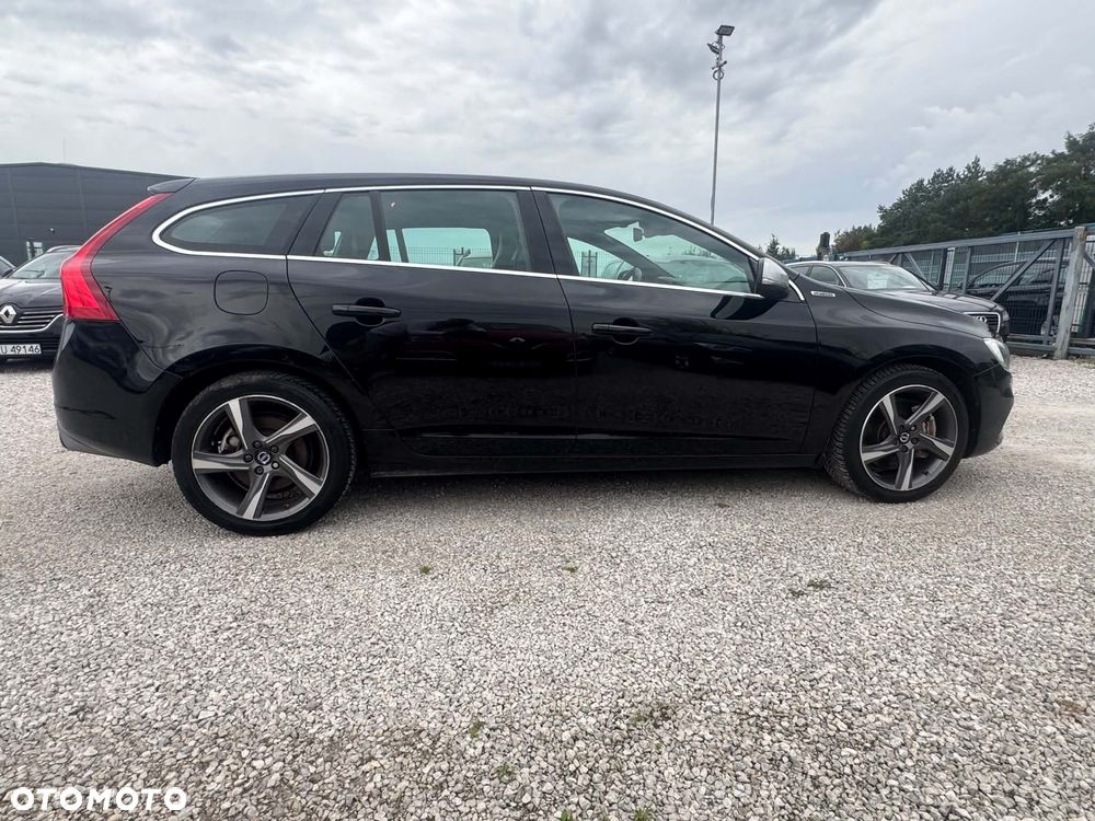 Volvo V60 D6 AWD Plug-in Hybrid R-Design Momentum - 10