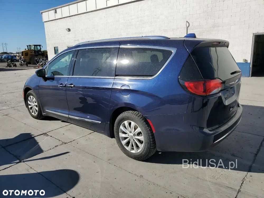 Chrysler Pacifica - 2