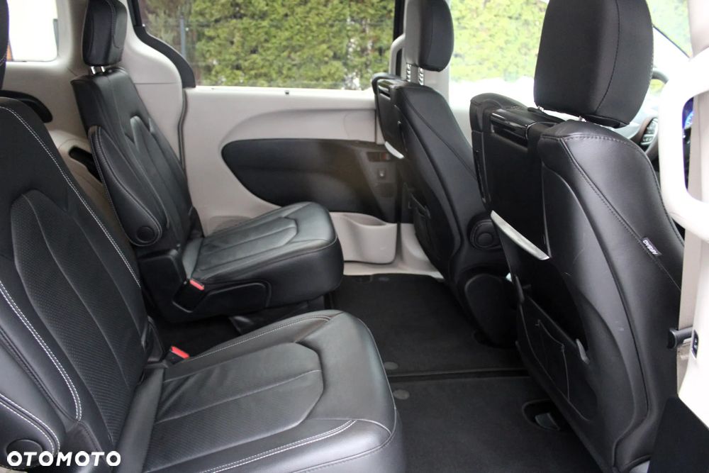 Chrysler Pacifica - 12